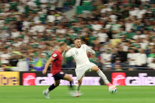 FIFA World Cup, WM, Weltmeisterschaft, Fussball 2026 - Group A - Czech Republic vs Mexico Vladimir Coufal (L) of Czech Republic vies for the ball with Santiago Gimenez of Mexico during the FIFA World Cup 2026 group stage match Czech Republic against Mexico in Mexico City, Mexico, 24 June 2026. MEXICO CITY Mexico  Copyright: xISAACxESQUIVELx