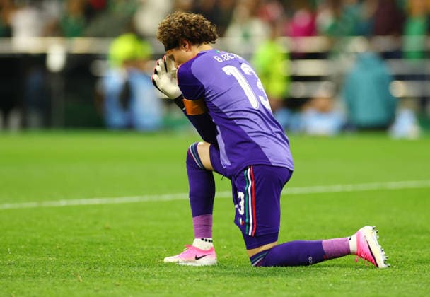 Mexico goalkeeper Guillermo Ochoa kneels after the final whistle as Mexico defeats Czechia 3-0 in a FIFA World Cup, WM, Weltmeisterschaft, Fussball match at Mexico City Stadium in Mexico City, Mexico, on Wednesday, June 24, 2026.  MEX20260624822 CHRISTIANxBRUNSKILL