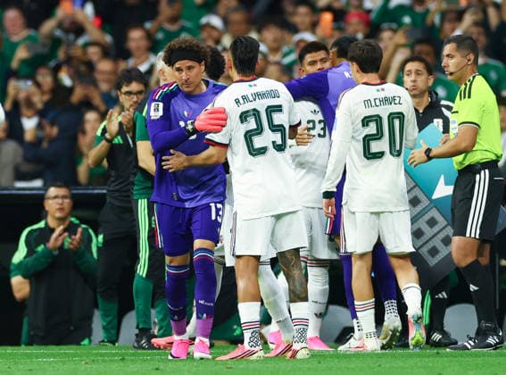 Legendary Mexico goalkeeper Guillermo Ochoa is congratulated by teammate Roberto Alvarado as he is brought in as a subsitute against Czechia in the second half of a FIFA World Cup, WM, Weltmeisterschaft, Fussball match at Mexico City Stadium in Mexico City, Mexico, on Wednesday, June 24, 2026. Mexico defeated Czechia 3-0.  MEX20260624828 CHRISTIANxBRUNSKILL