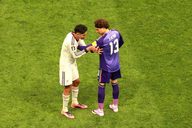 FIFA World Cup, WM, Weltmeisterschaft, Fussball 2026 - Group A - Czech Republic vs Mexico Guillermo Ochoa (R) of Mexico receives the captain s armband during the FIFA World Cup 2026 group stage match Czech Republic against Mexico in Mexico City, Mexico, 24 June 2026. MEXICO CITY Mexico  Copyright: xMARIOxGUZMANx