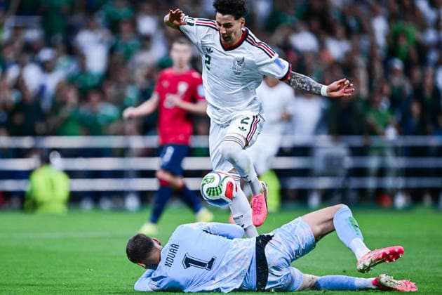 Jorge Sanchez of Mexico and Matej Kovar of Czechia fight for possession during a FIFA Men’s World Cup 2026 Group Stage football match between Czechia and Mexico at Mexico City Stadium, in Mexico City on June 24th 2026 (Photo by Nayra Halm SPP)  Copyright: xNayraxHalm SPPx Sportspressphoto_SPR176119