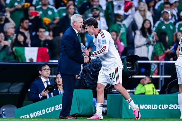 Javier Aguirre, head coach of Mexico, (L) shake hands with Mateo Chavez of Mexico (R) during a FIFA Men’s World Cup 2026 Group Stage football match between Czechia and Mexico at Mexico City Stadium, in Mexico City on June 24th 2026 (Photo by Nayra Halm SPP)  Copyright: xNayraxHalm SPPx Sportspressphoto_SPR176121