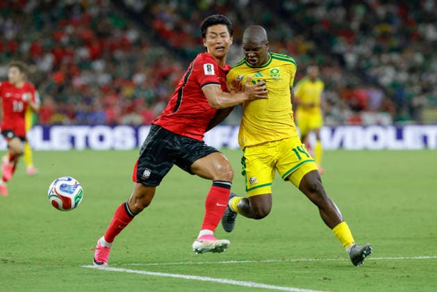 June 24, 2026, Guadalupe, Nuevo Leon, Mexico: C. Guesung (L) of Korea Republic battles for possession ball with M. Mbokazi (R) of South Africa, during the match between South Africa and Korea Republic for the 3rd round of the group A of the FIFA World Cup, WM, Weltmeisterschaft, Fussball 2026, at Monterrey Stadium. Guadalupe Mexico - ZUMAo125 20260624_zip_o125_025 Copyright: xAntonioxOjedax