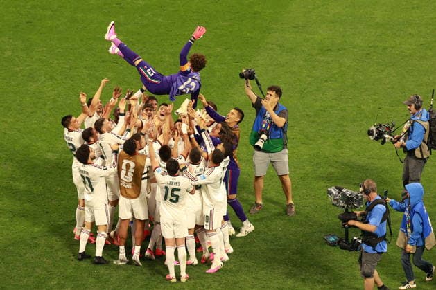 FIFA World Cup, WM, Weltmeisterschaft, Fussball 2026 - Group A - Czech Republic vs Mexico Mexican players lift their teammate Guillermo Ochoa at the end of a FIFA World Cup 2026 group stage match between Czech Republic and Mexico in Mexico City, Mexico, 24 June 2026. MEXICO CITY Mexico  Copyright: xMARIOxGUZMANx