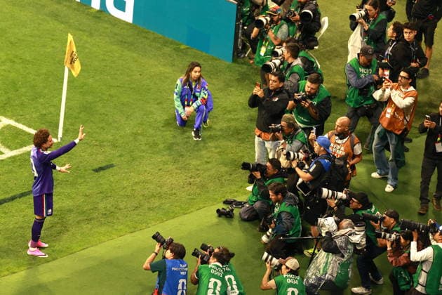 FIFA World Cup, WM, Weltmeisterschaft, Fussball 2026 - Group A - Czech Republic vs Mexico Guillermo Ochoa (L) of Mexico waves to fans at the end of a FIFA World Cup 2026 group stage match between Czech Republic and Mexico in Mexico City, Mexico, 24 June 2026. MEXICO CITY Mexico  Copyright: xMARIOxGUZMANx