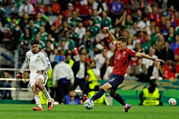 June 24, 2026, Mexico City, Mexico City, Mexico: Edson Alvarez of Mexico battles for possession ball with Patrik Schick of Czech Republic during the match between Mexico and Czech Republic for the 3st round of the group A of the FIFA World Cup, WM, Weltmeisterschaft, Fussball 2026, at Mexico City Stadium, in Mexico City, Mexico on June 24. 2026. Photo: DiaEsportivo Mexico City Mexico - ZUMAh208 20260624_zsp_h208_031 Copyright: xHeulerxAndreyx