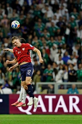 June 24, 2026, Mexico City, Mexico City, Mexico: Lukas Provod of Czech Republic heads the ball during the match between Mexico and Czech Republic for the 3st round of the group A of the FIFA World Cup, WM, Weltmeisterschaft, Fussball 2026, at Mexico City Stadium, in Mexico City, Mexico on June 24. 2026. Photo: DiaEsportivo FIFA World Cup 2026, Mexico Vs Czech Republic, Mexico City, Mexico  - ZUMAh208 20260624_zsp_h208_038 Copyright: xHeulerxAndreyx