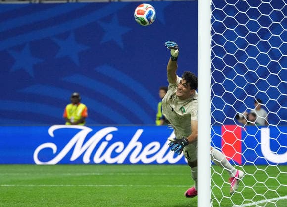 (260625) -- ATLANTA, June 25, 2026 -- Yassine Bounou, goalkeeper of Morocco, saves the ball during the group C match between Morocco and Haiti at the 2026 FIFA World Cup, WM, Weltmeisterschaft, Fussball at Atlanta Stadium in Atlanta, the United States, June 24, 2026. ) (SP)U.S.-ATLANTA-FOOTBALL-FIFA WORLD CUP-GROUP C-MAR VS HTI JuxHuanzong 
