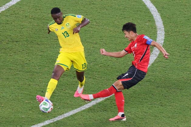 FIFA World Cup, WM, Weltmeisterschaft, Fussball 2026 - Group A - South Africa vs South Korea South Korea s Son Heung-min (R) takes a shot during the second half of a World Cup Group A football match between South Korea and South Africa at Estadio Monterrey in Monterrey, Mexico, 24 June 2026. Monterrey Mexico  Copyright: xYONHAPx