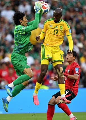 (260625) -- MONTERREY, June 25, 2026 -- Kim Seung-gyu (L), goalkeeper of South Korea, saves the ball during a group A match between South Africa and South Korea at the 2026 FIFA World Cup, WM, Weltmeisterschaft, Fussball at Estadio Monterrey in Monterrey, Mexico, on June 24, 2026. ) (SP)MEXICO-MONTERREY-FOOTBALL-FIFA WORLD CUP-GROUP A-RSA VS KOR WuxWei 