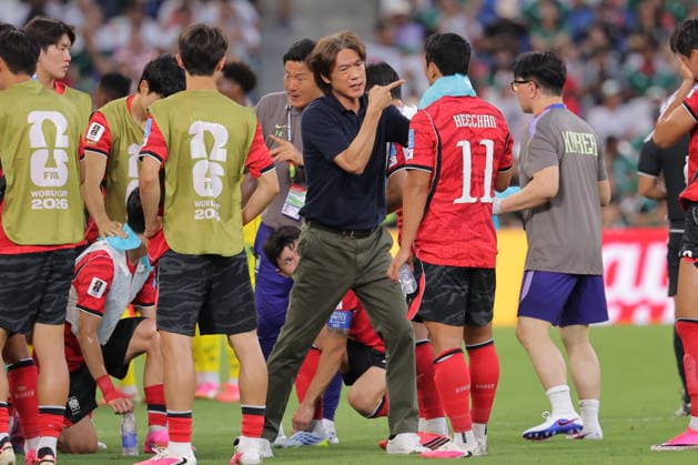 FIFA World Cup, WM, Weltmeisterschaft, Fussball 2026 - Group A - South Africa vs South Korea South Korea head coach Hong Myunb-bo (C) gives instructions to his players as they have a hydration break during the first half of a World Cup Group A football match between South Korea and South Africa at Estadio Monterrey in Monterrey, Mexico, 24 June 2026. Monterrey Mexico  Copyright: xYONHAPx