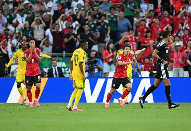 (260625) -- MONTERREY, June 25, 2026 -- Lee Kang-in (2nd R) of South Korea shouts at the referee during a group A match between South Africa and South Korea at the 2026 FIFA World Cup, WM, Weltmeisterschaft, Fussball at Estadio Monterrey in Monterrey, Mexico, on June 24, 2026. ) (SP)MEXICO-MONTERREY-FOOTBALL-FIFA WORLD CUP-GROUP A-RSA VS KOR WuxWei 