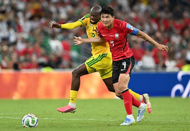 (260625) -- MONTERREY, June 25, 2026 -- Kim Min-jae (R) of South Korea vies with Evidence Makgopa of South Africa during a group A match between South Africa and South Korea at the 2026 FIFA World Cup, WM, Weltmeisterschaft, Fussball at Estadio Monterrey in Monterrey, Mexico, on June 24, 2026. ) (SP)MEXICO-MONTERREY-FOOTBALL-FIFA WORLD CUP-GROUP A-RSA VS KOR WuxWei 
