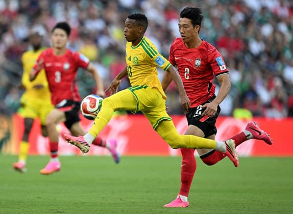 (260625) -- MONTERREY, June 25, 2026 -- Relebohile Mofokeng (C) of South Africa vies with Lee Han-beom (R) of South Korea during a group A match between South Africa and South Korea at the 2026 FIFA World Cup, WM, Weltmeisterschaft, Fussball at Estadio Monterrey in Monterrey, Mexico, on June 24, 2026. ) (SP)MEXICO-MONTERREY-FOOTBALL-FIFA WORLD CUP-GROUP A-RSA VS KOR WuxWei 