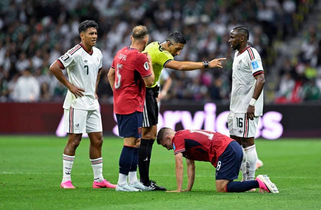 (260625) -- MEXICO CITY, June 25, 2026 -- Michal Sadilek (bottom) of the Czech Republic reacts after sustaining an injury as referee Yael Perez talks with Julian Quinones (1st R) of Mexico during a group A match between the Czech Republic and Mexico at the 2026 FIFA World Cup, WM, Weltmeisterschaft, Fussball at Mexico City Stadium in Mexico City, Mexico, June 24, 2026. ) (SP)MEXICO-MEXICO CITY-FOOTBALL-FIFA WORLD CUP-GROUP A-CZE VS MEX LixMuzi 