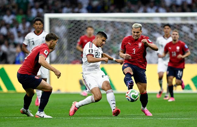 (260625) -- MEXICO CITY, June 25, 2026 -- Guillermo Martinez (C, front) of Mexico vies with Tomas Holes (R, front) of the Czech Republic during a group A match between the Czech Republic and Mexico at the 2026 FIFA World Cup, WM, Weltmeisterschaft, Fussball at Mexico City Stadium in Mexico City, Mexico, June 24, 2026. ) (SP)MEXICO-MEXICO CITY-FOOTBALL-FIFA WORLD CUP-GROUP A-CZE VS MEX LixMuzi 