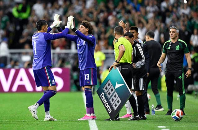 (260625) -- MEXICO CITY, June 25, 2026 -- Goalkeeper Guillermo Ochoa (2nd L) of Mexico replaces Raul Rangel (1st L) during a group A match between the Czech Republic and Mexico at the 2026 FIFA World Cup, WM, Weltmeisterschaft, Fussball at Mexico City Stadium in Mexico City, Mexico, June 24, 2026. ) (SP)MEXICO-MEXICO CITY-FOOTBALL-FIFA WORLD CUP-GROUP A-CZE VS MEX LixMuzi 