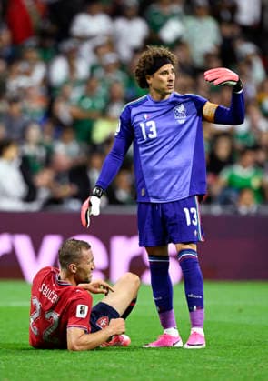 (260625) -- MEXICO CITY, June 25, 2026 -- Guillermo Ochoa (R), goalkeeper of Mexico, gestures for assistance as Tomas Soucek of the Czech Republic lies on the ground after sustaining an injury during a group A match between the Czech Republic and Mexico at the 2026 FIFA World Cup, WM, Weltmeisterschaft, Fussball at Mexico City Stadium in Mexico City, Mexico, June 24, 2026. ) (SP)MEXICO-MEXICO CITY-FOOTBALL-FIFA WORLD CUP-GROUP A-CZE VS MEX LixMuzi 