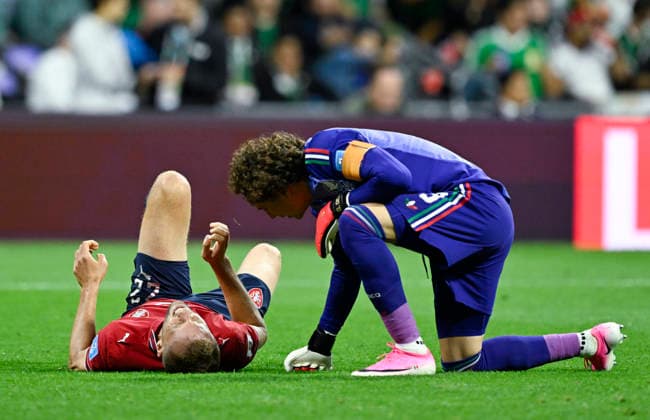(260625) -- MEXICO CITY, June 25, 2026 -- Guillermo Ochoa (R), goalkeeper of Mexico, comforts Tomas Soucek of the Czech Republic after he sustained an injury during a group A match between the Czech Republic and Mexico at the 2026 FIFA World Cup, WM, Weltmeisterschaft, Fussball at Mexico City Stadium in Mexico City, Mexico, June 24, 2026. ) (SP)MEXICO-MEXICO CITY-FOOTBALL-FIFA WORLD CUP-GROUP A-CZE VS MEX LixMuzi 