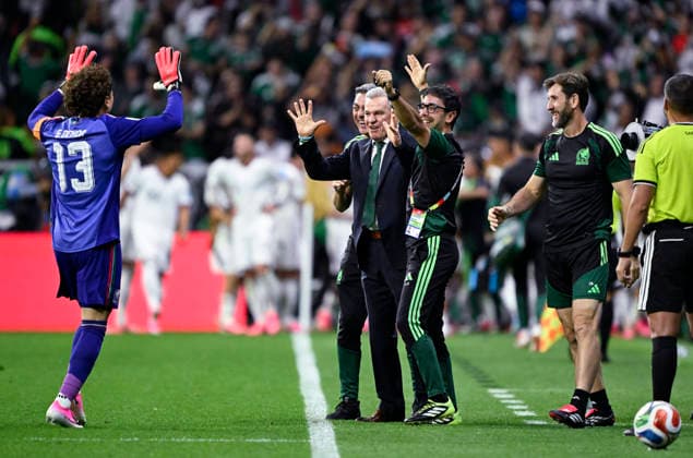 (260625) -- MEXICO CITY, June 25, 2026 -- Guillermo Ochoa (1st L), goalkeper of Mexico, interacts with head coach Javier Aguirre (3rd L) and other members after a group A match between the Czech Republic and Mexico at the 2026 FIFA World Cup, WM, Weltmeisterschaft, Fussball at Mexico City Stadium in Mexico City, Mexico, June 24, 2026. ) (SP)MEXICO-MEXICO CITY-FOOTBALL-FIFA WORLD CUP-GROUP A-CZE VS MEX LixMuzi 