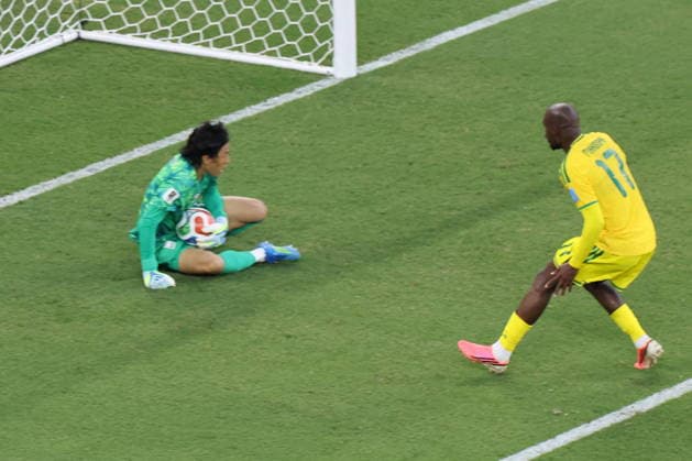 FIFA World Cup, WM, Weltmeisterschaft, Fussball 2026 - Group A - South Africa vs South Korea South Korea goalkeeper Kim Seung-gyu (L) saves a shot from South Africa s Evidence Makgopa (R) during the first half of a World Cup Group A football match between South Korea and South Africa at Estadio Monterrey in Monterrey, Mexico, 24 June 2026. Monterrey Mexico  Copyright: xYONHAPx