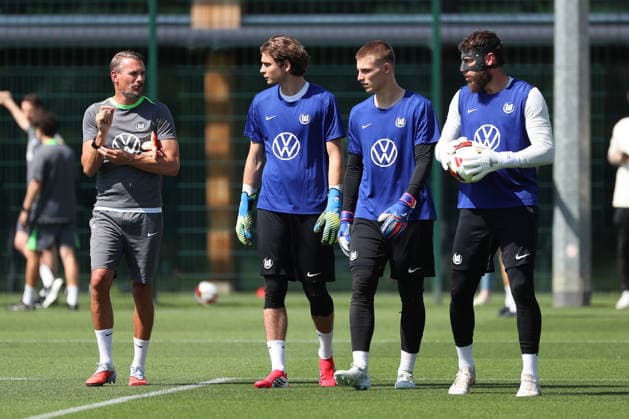 VfL Trainingsauftakt Wolfsburg, 24.06.2026, Fußball, Herren, Saison 2026 2027, 2. BL, VfL Wolfsburg, Trainingsauftakt. Torwarttrainer Pascal Formann (VfL Wolfsburg), Torwart Jakub Zielinski (VfL Wolfsburg), Torwart Henrik Fehr (VfL Wolfsburg), Torwart Marius Müller (VfL Wolfsburg) Niedersachsen Deutschland *** VfL Wolfsburg Training Kickoff, June 24, 2026, Soccer, Men s, 2026–2027 Season, 2. Bundesliga, VfL Wolfsburg, Start of Training: Goalkeeper Coach Pascal Formann (VfL Wolfsburg), Goalkeeper Jakub Zielinski (VfL Wolfsburg), Goalkeeper Henrik Fehr (VfL Wolfsburg), Goalkeeper Marius Müller (VfL Wolfsburg), Lower Saxony, Germany