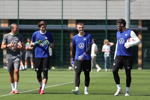 VfL Trainingsauftakt Wolfsburg, 24.06.2026, Fußball, Herren, Saison 2026 2027, 2. BL, VfL Wolfsburg, Trainingsauftakt. Torwarttrainer Pascal Formann (VfL Wolfsburg), Torwart Jakub Zielinski (VfL Wolfsburg), Torwart Henrik Fehr (VfL Wolfsburg), Torwart Marius Müller (VfL Wolfsburg) Niedersachsen Deutschland *** VfL Wolfsburg Training Kickoff, June 24, 2026, Soccer, Men s, 2026–2027 Season, 2. Bundesliga, VfL Wolfsburg, Start of Training: Goalkeeper Coach Pascal Formann (VfL Wolfsburg), Goalkeeper Jakub Zielinski (VfL Wolfsburg), Goalkeeper Henrik Fehr (VfL Wolfsburg), Goalkeeper Marius Müller (VfL Wolfsburg), Lower Saxony, Germany