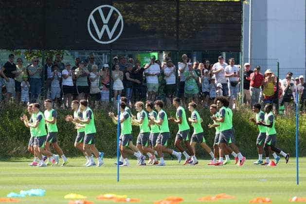 VfL Trainingsauftakt Wolfsburg, 24.06.2026, Fußball, Herren, Saison 2026 2027, 2. BL, VfL Wolfsburg, Trainingsauftakt. VfL Wolfsburg Mannschaft begrüßt die Fans. Niedersachsen Deutschland *** VfL Training Camp Kickoff Wolfsburg, June 24, 2026, Soccer, Men s, 2026–2027 Season, 2. Bundesliga, VfL Wolfsburg, Training Camp Kickoff: VfL Wolfsburg Team Welcomes Fans in Lower Saxony, Germany