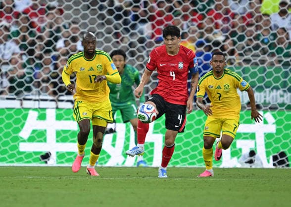 (260625) -- MONTERREY, June 25, 2026 -- Kim Min-jae (2nd R) of South Korea passes the ball during a group A match between South Africa and South Korea at the 2026 FIFA World Cup, WM, Weltmeisterschaft, Fussball at Estadio Monterrey in Monterrey, Mexico, on June 24, 2026. (Photo by Xinhua) (SP)MEXICO-MONTERREY-FOOTBALL-FIFA WORLD CUP-GROUP A-RSA VS KOR LucioxTavora 