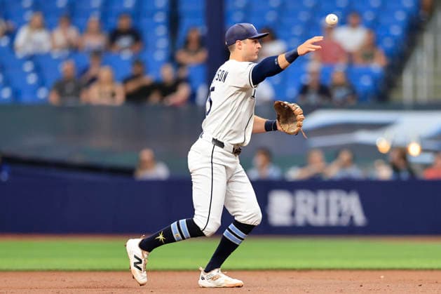 June 24, 2026, St. Petersburg, Florida, USA: Tampa Bay Rays second baseman Ben Williamson (15) fields a ball off the bat of Kansas City Royals designated hitter Carter Jensen (22) and throws him out at first base during an MLB, Baseball Herren, USA game on June 24, 2026 at Tropicana Field. The Rays beat the Royals 5-3. St. Petersburg USA - ZUMAh180 20260624_zsp_h180_027 Copyright: xKimxHukarix