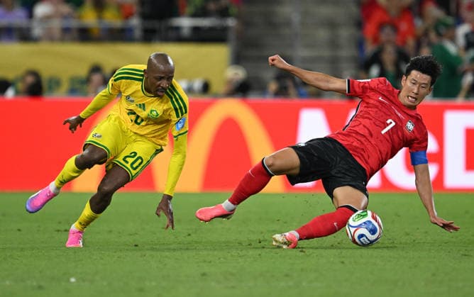(260625) -- MONTERREY, June 25, 2026 -- Khuliso Mudau (L) of South Africa vies with Son Heung-min of South Korea during a group A match between South Africa and South Korea at the 2026 FIFA World Cup, WM, Weltmeisterschaft, Fussball at Estadio Monterrey in Monterrey, Mexico, on June 24, 2026. (Photo by Xinhua) (SP)MEXICO-MONTERREY-FOOTBALL-FIFA WORLD CUP-GROUP A-RSA VS KOR LucioxTavora 