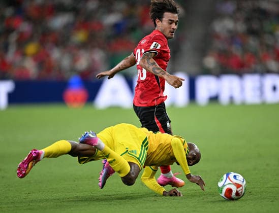 (260625) -- MONTERREY, June 25, 2026 -- Jens Castrop (top) of South Korea vies with Khuliso Mudau of South Africa during a group A match between South Africa and South Korea at the 2026 FIFA World Cup, WM, Weltmeisterschaft, Fussball at Estadio Monterrey in Monterrey, Mexico, on June 24, 2026. ) (SP)MEXICO-MONTERREY-FOOTBALL-FIFA WORLD CUP-GROUP A-RSA VS KOR WuxWei 