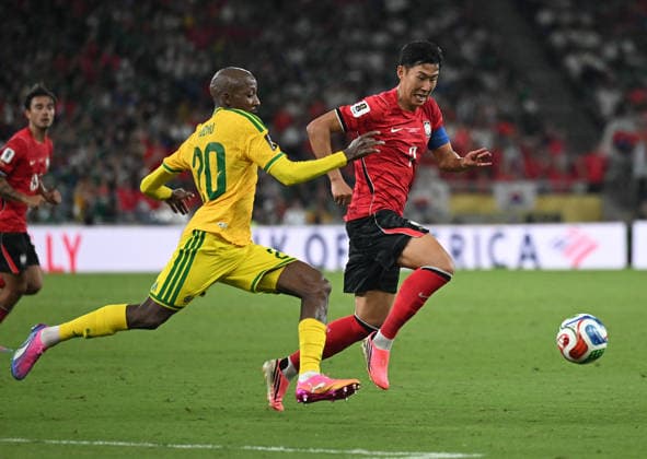 (260625) -- MONTERREY, June 25, 2026 -- Son Heung-min (R) of South Korea vies with Khuliso Mudau of South Africa during a group A match between South Africa and South Korea at the 2026 FIFA World Cup, WM, Weltmeisterschaft, Fussball at Estadio Monterrey in Monterrey, Mexico, on June 24, 2026. ) (SP)MEXICO-MONTERREY-FOOTBALL-FIFA WORLD CUP-GROUP A-RSA VS KOR WuxWei 