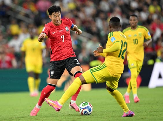 (260625) -- MONTERREY, June 25, 2026 -- Son Heung-min (L) of South Korea competes with Thapelo Maseko of South Africa during a group A match between South Africa and South Korea at the 2026 FIFA World Cup, WM, Weltmeisterschaft, Fussball at Estadio Monterrey in Monterrey, Mexico, on June 24, 2026. ) (SP)MEXICO-MONTERREY-FOOTBALL-FIFA WORLD CUP-GROUP A-RSA VS KOR WuxWei 