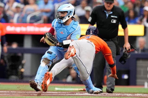 June 24, 2026, Toronto, On, CAN: Houston Astros Jeremy Pena (3) dives into home plate to score in front of Toronto Blue Jays catcher Alejandro Kirk (30) during first inning MLB, Baseball Herren, USA baseball action in Toronto on Wednesday, June 24, 2026. Canada News - June 24, 2026  - ZUMAc35_ 20260624_zaf_c35_309 Copyright: xChrisxYoungx