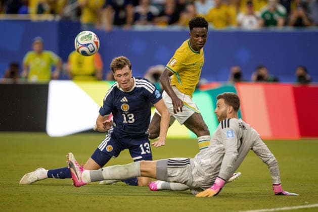 Scotland vs. Brazil MIAMI, FL - 24.06.2026: SCOTLAND VS. BRAZIL - Angus Gunn of Scotland challenges Vinicius Junior of Brazil for the ball during the match between Scotland and Brazil in the third round of the group stage of the 2026 World Cup, held at Hard Rock Stadium in Miami, United States. (Photo: Marcelo Machado de Melo Fotoarena) x2969903x  MarceloxMachadoxdexMelo