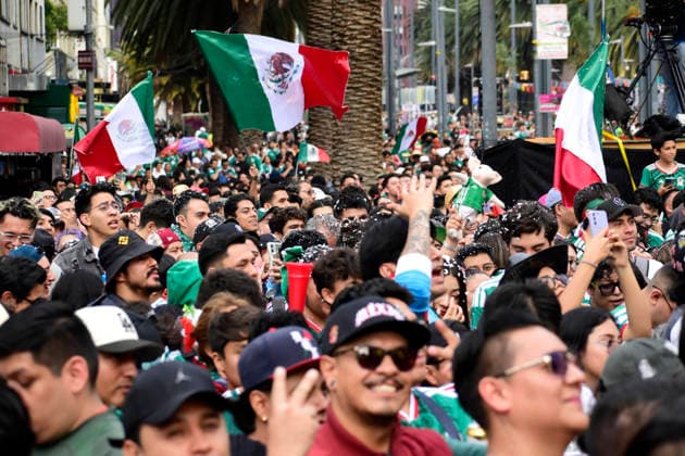 Mexican Supporters Watching The 2026 FIFA World Cup, WM, Weltmeisterschaft, Fussball Match Mexico v Czechia Supporters of Mexico national soccer team watching the 2026 FIFA World Cup match between Mexico and Czechia corresponding to final matchday of Group A at a giant screen on the Angel of Independence on June 24, 2026 in Mexico City, Mexico. (Photo by Luis Barron Eyepix Group) Copyright: xLuisxBarron xEyepixxGroupx LB_24062026_188705