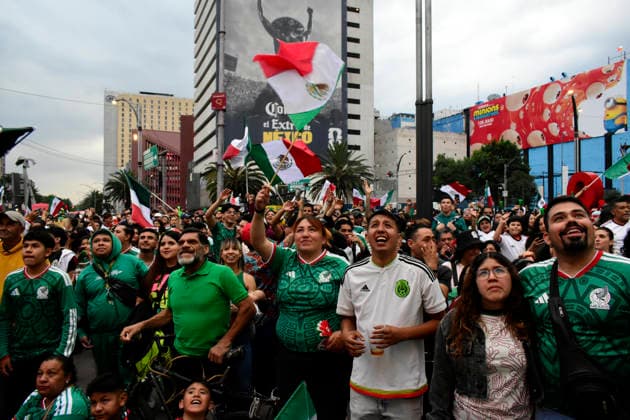 Mexican Supporters Watching The 2026 FIFA World Cup, WM, Weltmeisterschaft, Fussball Match Mexico v Czechia Supporters of Mexico national soccer team watching the 2026 FIFA World Cup match between Mexico and Czechia corresponding to final matchday of Group A at a giant screen on the Angel of Independence on June 24, 2026 in Mexico City, Mexico. (Photo by Luis Barron Eyepix Group) Copyright: xLuisxBarron xEyepixxGroupx LB_24062026_188713
