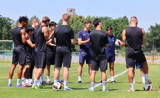 Leipzig, 24.06.2026, Bruno-Plache-Stadion, Fussball, Regionalliga NO , 1. FC LOK LEIPZIG - Trainingsstart, Vorbereitung Saison 2026 27 , Im Bild: Lok-Trainer Torsten Ziegner (2.v.r.), Mannschaft , Nur für journalistische Zwecke. Only for editorial use! , *** Leipzig, June 24, 2026, Bruno Plache Stadium, soccer, Regionalliga NO, 1 FC LOK LEIPZIG training kickoff, preseason for the 2026–27 season. Pictured: LOK coach Torsten Ziegner (second from right), team. For journalistic purposes only. Picture Point