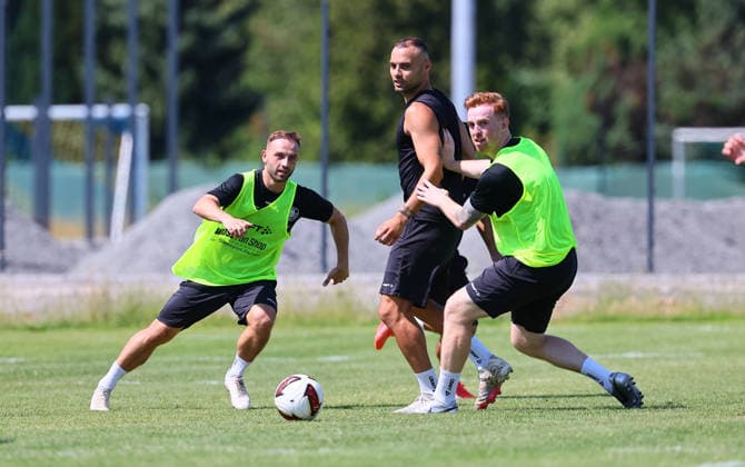 Leipzig, 24.06.2026, Bruno-Plache-Stadion, Fussball, Regionalliga NO , 1. FC LOK LEIPZIG - Trainingsstart, Vorbereitung Saison 2026 27 , Im Bild v.l.: Tobias Dombrowa (34, Lok), Djamal Ziane (13, Lok) und Lukas Wilton (5, Lok) , Nur für journalistische Zwecke. Only for editorial use! , *** Leipzig, June 24, 2026, Bruno Plache Stadium, Soccer, Regionalliga NO, 1 FC LOK LEIPZIG Training Kickoff, 2026–27 Season Preparation, Pictured from left: Tobias Dombrowa (34), LOK; Djamal Ziane (13), LOK; and Lukas Wilton (5), LOK. For editorial use only, Picture Point