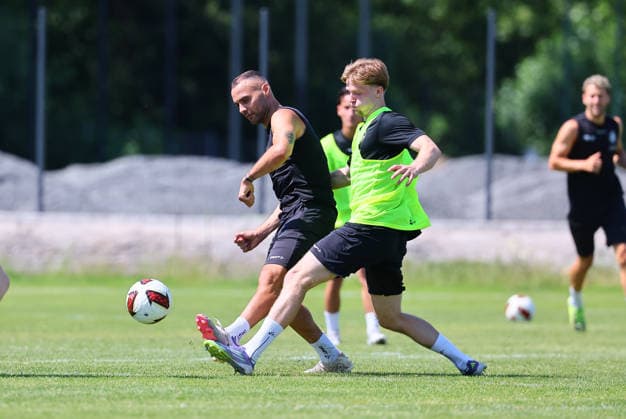 Leipzig, 24.06.2026, Bruno-Plache-Stadion, Fussball, Regionalliga NO , 1. FC LOK LEIPZIG - Trainingsstart, Vorbereitung Saison 2026 27 , Im Bild v.l.: Djamal Ziane (13, Lok) und Probespieler Anton Lange , Nur für journalistische Zwecke. Only for editorial use! , *** Leipzig, June 24, 2026, Bruno Plache Stadium, soccer, Regionalliga NO, 1 FC LOK LEIPZIG training kickoff, preseason for the 2026–27 season. Pictured from left: Djamal Ziane (13), Lok player, and trial player Anton Lange. For editorial use only, Picture Point