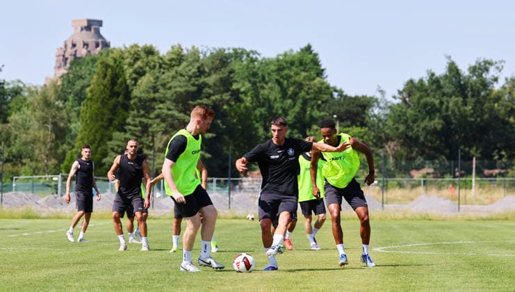 Leipzig, 24.06.2026, Bruno-Plache-Stadion, Fussball, Regionalliga NO , 1. FC LOK LEIPZIG - Trainingsstart, Vorbereitung Saison 2026 27 , Im Bild v.l.: Lukas Wilton (5, Lok), Testspieler Patrick Vuk und Ayodele Adetula (11, Lok) , Nur für journalistische Zwecke. Only for editorial use! , *** Leipzig, June 24, 2026, Bruno Plache Stadium, Soccer, Regionalliga NO, 1 FC LOK LEIPZIG Training Kickoff, 2026–27 Season Preparation, Pictured from left: Lukas Wilton (5, LOK), trial player Patrick Vuk, and Ayodele Adetula (11, LOK). For editorial use only, Picture Point