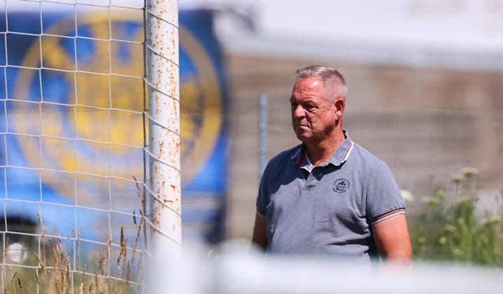 Leipzig, 24.06.2026, Bruno-Plache-Stadion, Fussball, Regionalliga NO , 1. FC LOK LEIPZIG - Trainingsstart, Vorbereitung Saison 2026 27 , Im Bild: Hansi Felder, Spielerberater von Testspieler Gabriel Sadleck. , Nur für journalistische Zwecke. Only for editorial use! , *** Leipzig, June 24, 2026, Bruno Plache Stadium, soccer, Regionalliga NO, 1 FC LOK LEIPZIG training kickoff, preseason for the 2026–27 season, pictured: Hansi Felder, agent for trial player Gabriel Sadleck, for editorial use only, Picture Point