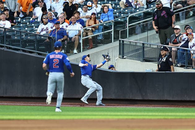 MLB, Baseball Herren, USA Chicago Cubs Vs. New York Mets Game 02 Chicago Cubs right fielder Seiya Suzuki reaches over a concrete divider to make a catch during the second inning of the baseball game against the New York Mets at Citi Field in Corona, New York, on June 24, 2026. Flushing New York United States  Copyright: xGordonxDonovanx originalFilename:donovan-mlbchica260624_npFuP.jpg