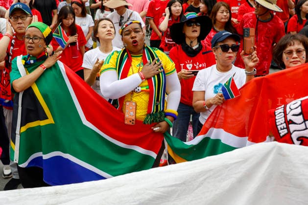 Soccer fans fill the 2026 FIFA World Cup, WM, Weltmeisterschaft, Fussball street cheering event in South Korea South African soccer fans cheer for their national team, Nationalteam during a public street screening and cheering event for the 2026 FIFA World Cup match between South Korea and South Africa, held at Gwanghwamun Square in Seoul, South Korea, on June 25, 2026. Seoul South Korea  Copyright: xMatrixxImages JungxUi-Chelx