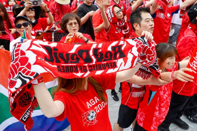 Soccer fans fill the 2026 FIFA World Cup, WM, Weltmeisterschaft, Fussball street cheering event in South Korea South Korean soccer fans cheer for their national team, Nationalteam during a public street screening and cheering event for the 2026 FIFA World Cup match between South Korea and South Africa, held at Gwanghwamun Square in Seoul, South Korea, on June 25, 2026. Seoul South Korea  Copyright: xMatrixxImages JungxUi-Chelx