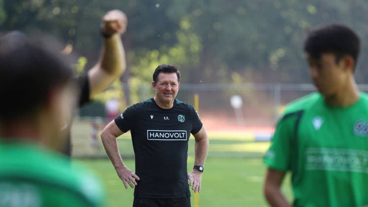 24.06.2026, xrekx, Fussball 2.Bundesliga, VfL Wolfsburg - Trainingsstart Saison 2026 27 v.l. Christian Titz Trainer (Hannover 96) (DFL DFB REGULATIONS PROHIBIT ANY USE OF PHOTOGRAPHS as IMAGE SEQUENCES and or QUASI-VIDEO) Wolfsburg *** June 24, 2026, xrekx, Soccer 2. Bundesliga, VfL Wolfsburg Begins Training for the 2026–27 Season; Christian Titz, Coach of Hannover 96; DFL and DFB regulations prohibit any use of photographs as image sequences and or quasi-video; Wolfsburg