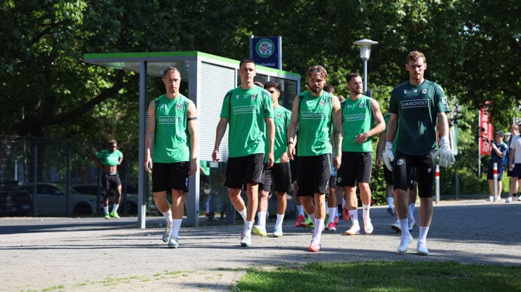 25.06.2026, xrekx, Fussball 2.Bundesliga, Hannover 96 - Trainingsauftakt Saison 2026 27 v.l. Maurice Neubauer (Hannover 96) Bastian Allgeier (Hannover 96) Kolja Oudenne (Hannover 96) (DFL DFB REGULATIONS PROHIBIT ANY USE OF PHOTOGRAPHS as IMAGE SEQUENCES and or QUASI-VIDEO) Hannover *** June 25, 2026, xrekx, Soccer 2. Bundesliga, Hannover 96 Starts Training for the 2026–27 Season; from left: Maurice Neubauer (Hannover 96), Bastian Allgeier (Hannover 96), Kolja Oudenne (Hannover 96); DFL and DFB regulations prohibit any use of photographs as image sequences and or quasi-VVIDEO Hannover