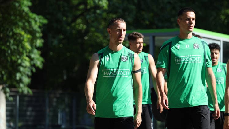 25.06.2026, xrekx, Fussball 2.Bundesliga, Hannover 96 - Trainingsauftakt Saison 2026 27 v.l. Maurice Neubauer (Hannover 96) (DFL DFB REGULATIONS PROHIBIT ANY USE OF PHOTOGRAPHS as IMAGE SEQUENCES and or QUASI-VIDEO) Hannover *** June 25, 2026, xrekx, Soccer 2. Bundesliga, Hannover 96 Start of Training for the 2026–27 Season, from left: Maurice Neubauer, Hannover 96. DFL and DFB regulations prohibit any use of photographs as image sequences and or quasi-video. Hannover