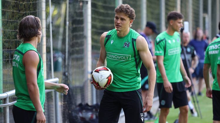 25.06.2026, xrekx, Fussball 2.Bundesliga, Hannover 96 - Trainingsauftakt Saison 2026 27 v.l. Benedikt Pichler (Hannover 96) (DFL DFB REGULATIONS PROHIBIT ANY USE OF PHOTOGRAPHS as IMAGE SEQUENCES and or QUASI-VIDEO) Hannover *** June 25, 2026, xrekx, Soccer 2. Bundesliga, Hannover 96 Start of Training for the 2026–27 Season, from left: Benedikt Pichler, Hannover 96. DFL and DFB regulations prohibit any use of photographs as image sequences and or quasi-video. Hannover